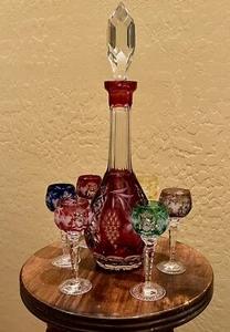 Ajka Marsala decanter colore mirtillo e 6 occhiali Cordials assortiti alti 5 1/2 - Foto 1 di 13