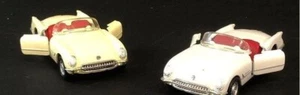 MAISTO Paar White & Cream DIECAST CABRIO 1953 CORVETTE RED INTERIOR 1/38 - Bild 1 von 1