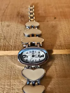 JQ Damen Emaille Herzform Armband Uhr Silberfarben Neue Batterie MOP Zifferblatt - Bild 1 von 3