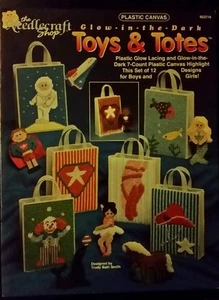 M25 THE NEEDLECRAFT SHOP 1992, JUGUETES BRILLANTES EN LA OSCURIDAD Y BOLSOS DE PLÁSTICO LONA - Imagen 1 de 1