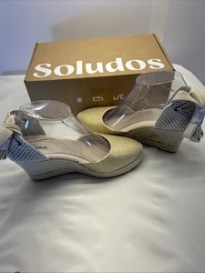 Soludos Marseille Damen-Espadrille mit Keilabsatz goldfarben/hellbraun Größe 7,5 neu im Karton - Bild 1 von 10