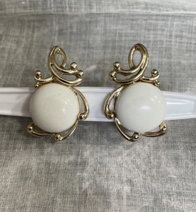 Orecchini clip cabochon bianco tono oro firmati EMJ vintage VA-63 - Foto 1 di 7