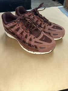 Nike P-6000 SE Poni Oscuro Metálico Dorado Borgoña Crush Para hombres Talla 10 HF0015-200 - Imagen 1 de 15