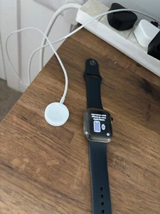Apple Watch SE (2022) 40mm Midnight Aluminium Case with Sport Band, Regular... - Afbeelding 1 van 5