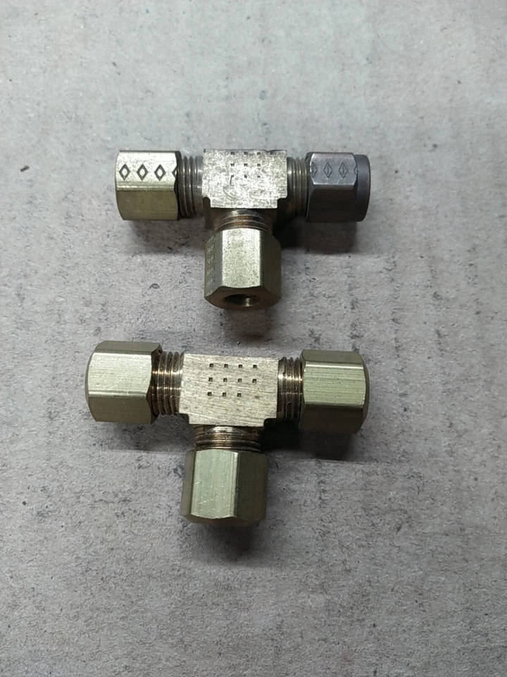 (2) 364-04-04-04 Brass Compression Tube Union Tee Fitting for 1/4" OD Tube - Image 1 of 1