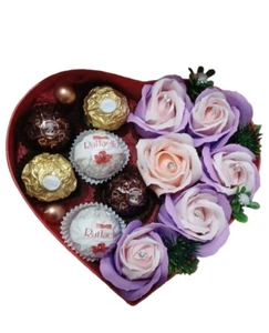 Weihnachten Verwöhn Geschenkbox für Sie mit Ferrero Rocher und Seifenrosen - Bild 1 von 7