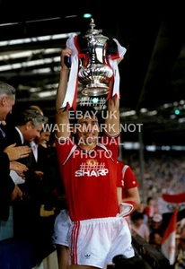1985 FA CUP BRYAN ROBSON FOTO MANCHESTER UNITED TROPHY PRINT HOMBRE UTD - Imagen 1 de 1