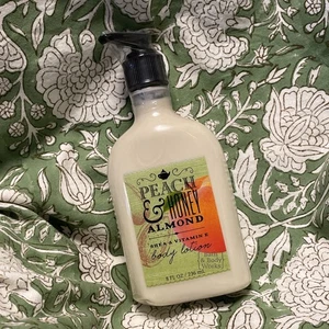 Bath and Body Works PEACH & HONEY ALMOND Bodylotion 8oz/236 ml Bent Corner - Bild 1 von 3