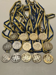Lot 14 Special Olympics Medaillen - 10 Gold & 4 Silber mit Schlüsselbändern - Bild 1 von 3
