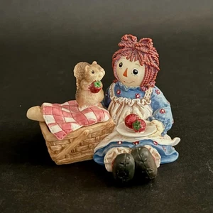 Figura Raggedy Ann "Nada más bonita que un corazón compartido" cesta de picnic ardilla - Imagen 1 de 7