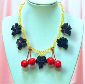 Vintage geschnitzte Holz Blatt & Kirsche Halskette mit Apfelsaft Zelluloid Kette - Bild 1 von 9