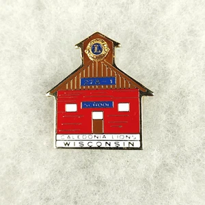 Vintage Caledonia Wisconsin Red Barn Lions Club Metall Emaille Anstecknadel - Bild 1 von 3