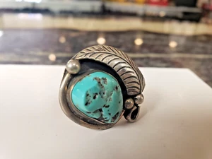 VINTAGE NATIVE AMERICAN STERLING SILVER TURQUOISE RING FEATHER & SCROLL WORK - Picture 1 of 6