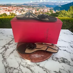 EUC Iconic Valentino Garavani Rose Black Leather Flat Sandals Sz 39 US 9 & Box - Picture 1 of 6