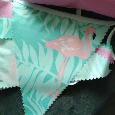 Tela banderas de verano diseño flamenco 100 % algodón 32 pies verde y rosa Foto 1 de 4