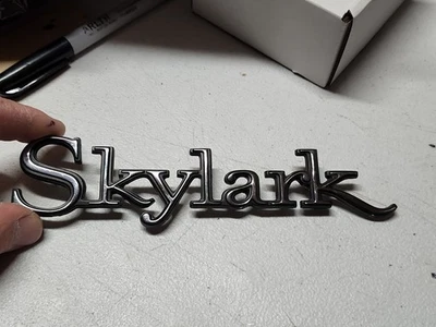 1968-1972 Skylark Gran Sport GS NOS cuarto de panel emblema Skylark GM 9823099 OEM Foto 1 de 4