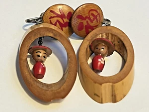 Japanische Kokeshi rote Puppe in Bambus Kreuzschnitte Ohrhänger Clip Ohrringe Vintage J3-039 - Bild 1 von 3