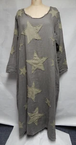 Magnolia Pearl Cassiel Kleid mit Sternenapplikation olivbraun Langarm Einheitsgröße gebraucht, in einwandfreiem Zustand - Bild 1 von 7