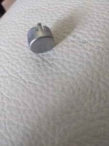Original Indesit Hotpoint Druckknopf grau C00098444 - Bild 1 von 2
