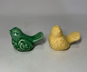 Scuoti sale e pepe uccellino verde e giallo in ceramica motivo floreale - Foto 1 di 5