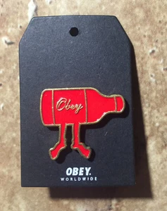 Spilla smaltata OBEY Giant Shepard Fairey ""Walk Home"" edizione rossa LE esaurita - Foto 1 di 1