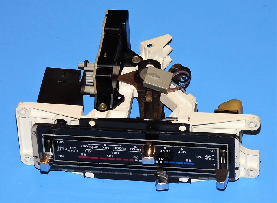 1981-1983 LINCOLN TOWN CAR MARK VI OEM AUTOMATIC CLIMATE CONTROL UNIT SWITCH - Image 1 of 4