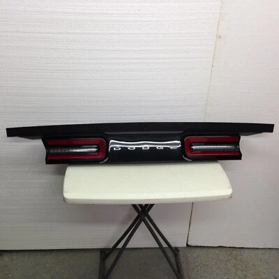 2015-2023 Dodge Challenger Center Trunk Lid Inner Brake LED Tail Light OEM Shiny - Imagem 1 de 4