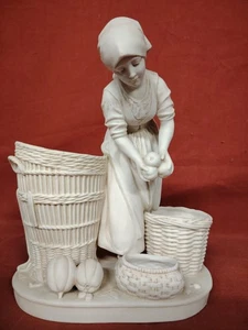 Scultura in biscuit, raffigurante una giovane contadina al lavoro - Foto 1 di 20
