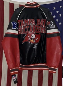 Tampa Bay Buccaneers G-III Varsity Football Jacke Kunstleder Herren Large Neu mit Etikett - Bild 1 von 2
