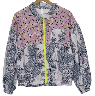Chaqueta cortavientos Daily Practice Anthropologie rosa floral retazos talla pequeña Foto 1 de 4