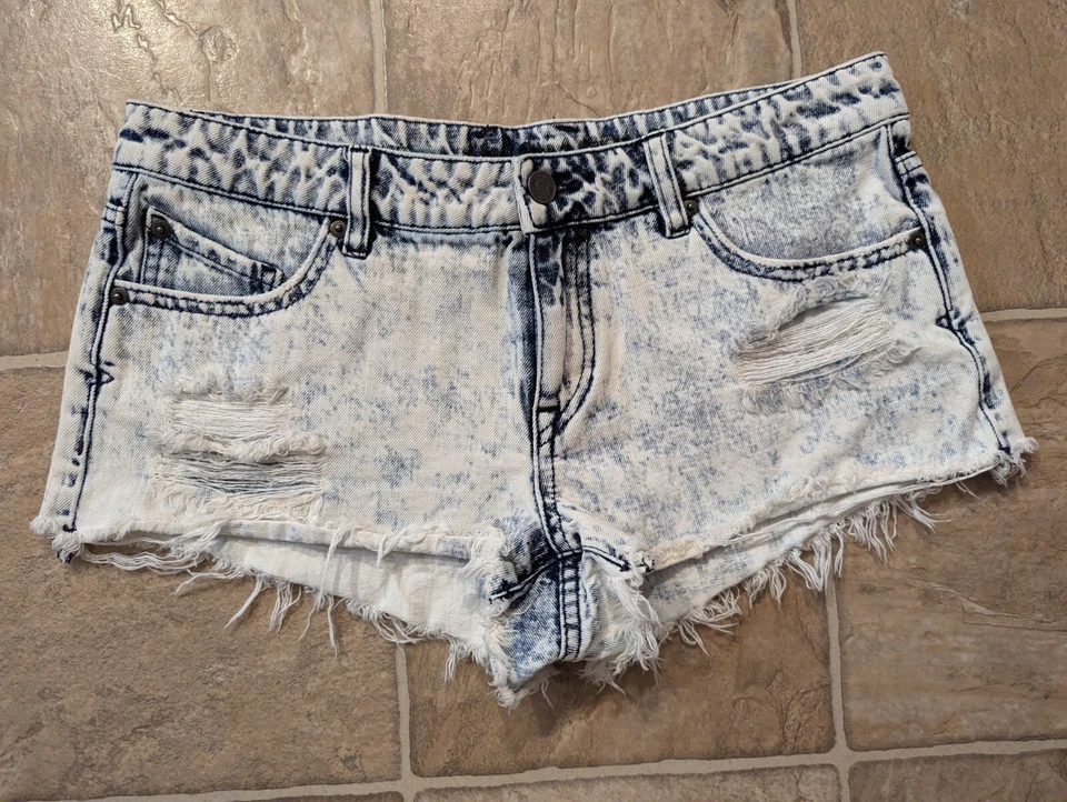 Volcom women sz 7 Cut Off Denim Jean Shorts W28 distressed 3564 - Image 1 of 3