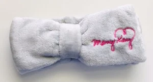 Neu im Paket Mary Kay hellgrau große Schleife Stirnband mit rosa gesticktem Logo - Bild 1 von 4