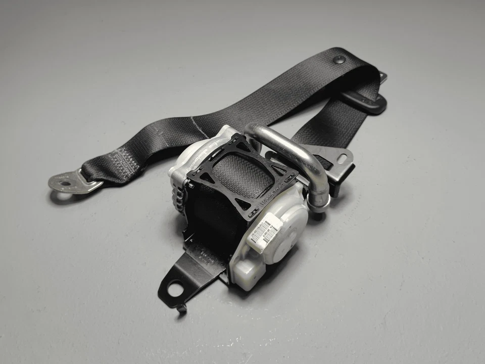 2018 Toyota Camry Rear 2nd Row Passenger Side Seat Belt Seatbelt Retractor OEM - Image 1 of 4