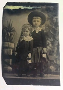 Unica antica foto in tinta due adorabili documenti d'identità vittoriani ragazze bambini cesti - Foto 1 di 3
