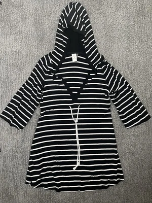 TOP BABYDOLL A RAYAS BLANCO Y NEGRO Y2K KENNETH COLE REACTION CON CAPUCHA M Foto 1 de 4