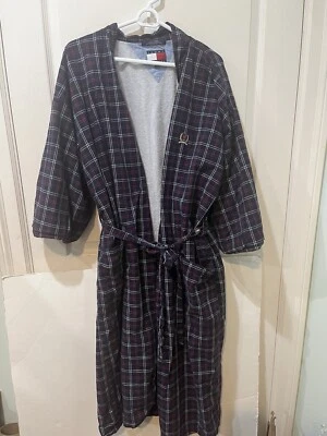 Bata de Colección Tommy Hilfiger, Cresta Frontal Cuadros con Forro de Tela de Terry. Sistema operativo 100 % algodón Foto 1 de 4