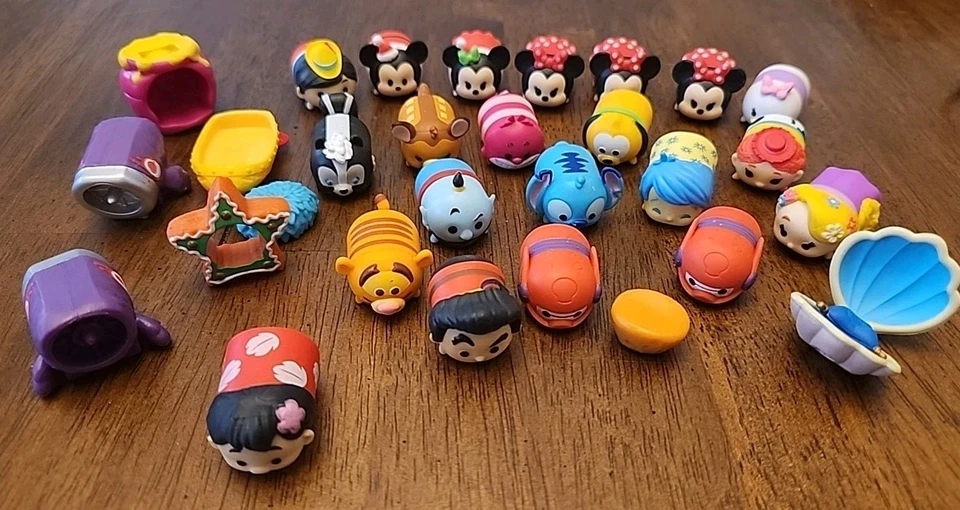 Tsum Tsum 28 Pequeños Vinilo Personajes y Accesorios Disney, Stitch 1.25"x1" Foto 1 de 4