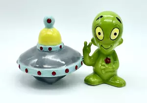 Alien mit fliegender Untertasse Raumschiff magnetischer Salz Pfeffer Shaker Set Roswell - Bild 1 von 9