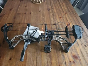 Blackout Intrigue  Compound Bow - Picture 1 of 12