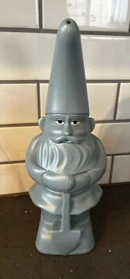 "Regadera de plástico caprichosa gris gnomo decoración jardinera 14"" X 6""" Foto 1 de 4