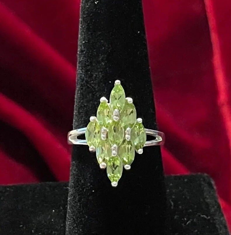 Anillo de plata de ley con racimo de brillantes peridotos ovalados facetados; talla 8 Foto 1 de 4