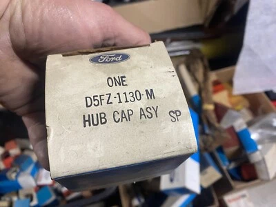 Tampa central de roda NOS Ford 74-75-76-77-78 Mercury Bobcat D5FZ-1130-M - Imagem 1 de 4
