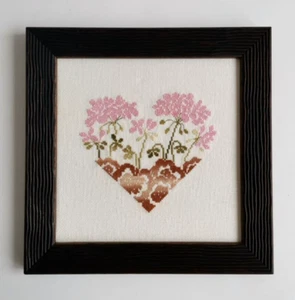 Imagen de punto de cruz enmarcada completa Flor rosa Tamaño del corazón 9 '' x 9 '' - Imagen 1 de 5