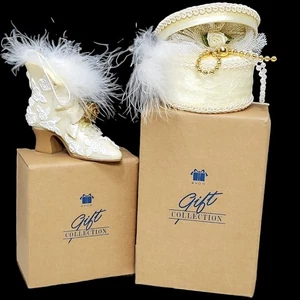 Avon Victorian Stivali e Cappello Box Set 1999 Decorazione Natalizia Resina Bianco Crema - Foto 1 di 10