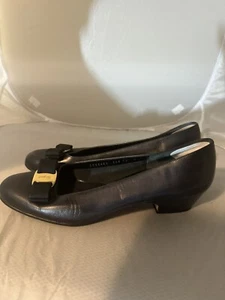 Salvatore Ferragamo decolte donna nere vernice Vara nere tono oro fiocco taglia 10 B - Foto 1 di 11