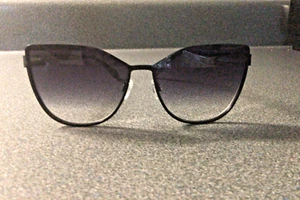 Quay IN VERFOLGUNG Cat Eye Black/Fade Damen Sonnenbrille Neu - UV-Schutz - Bild 1 von 3