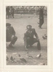 B5 - Foto Photo Fotografia Anni 60 - Coppia Uomini Piccioni Varazze Savona - Foto 1 di 1