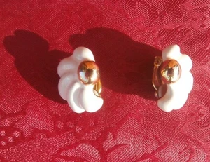 Pendientes de clip floral vintage con acento dorado brillante con pétalos de flores esmalte blanco - Imagen 1 de 9