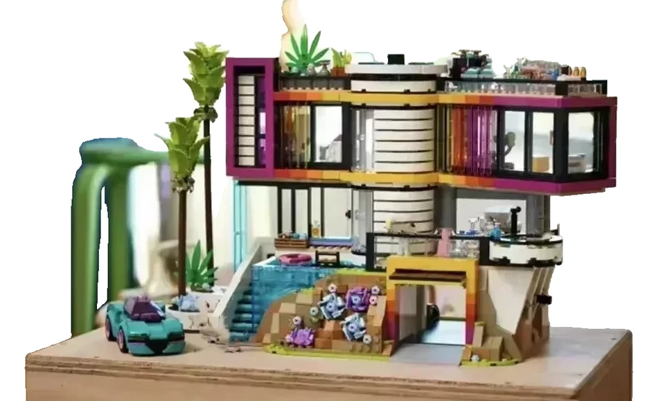 Villa moderna set di costruzione / 2275 pezzi e 11 personaggi - Immagine 1 di 1