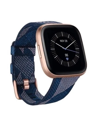 Reloj inteligente Fitbit Versa 2 edición especial azul marino/rosa seguimiento de fitness banda tejida Foto 1 de 3